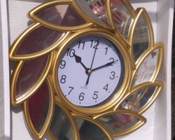 ساعة ارقام اطار مدور شمس مائل ذهبي مع زجاج كريستال اكريلك